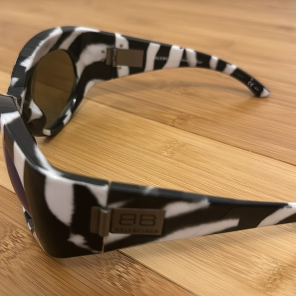 Balenciaga Eyewear Zebra Printed Round Frame Sunglasses - Picture 5 of 10